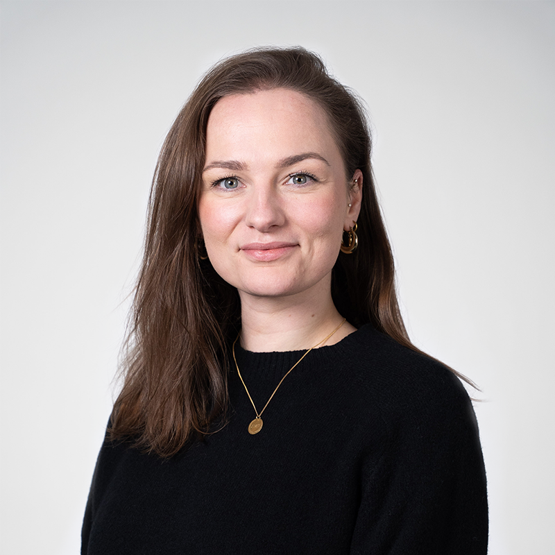 Portret van Teresa. Vrouw met bruin haar en zwarte trui.